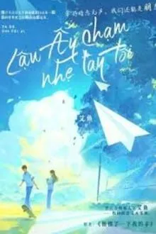 CẬU ẤY CHẠM KHẼ TAY TÔI